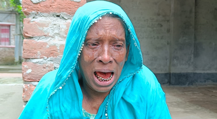 দু’চোখ হারাতে বসেছেন শিক্ষক ‘বকুল আপা’
